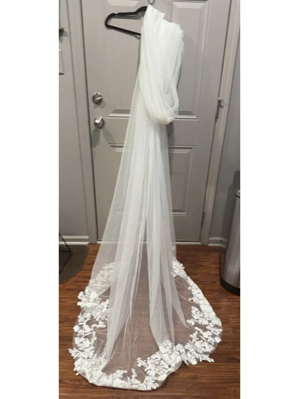 Bridal Applique Veil 1 Layer Lace Embroidered Edge Cathedral Wedding Veil NEW